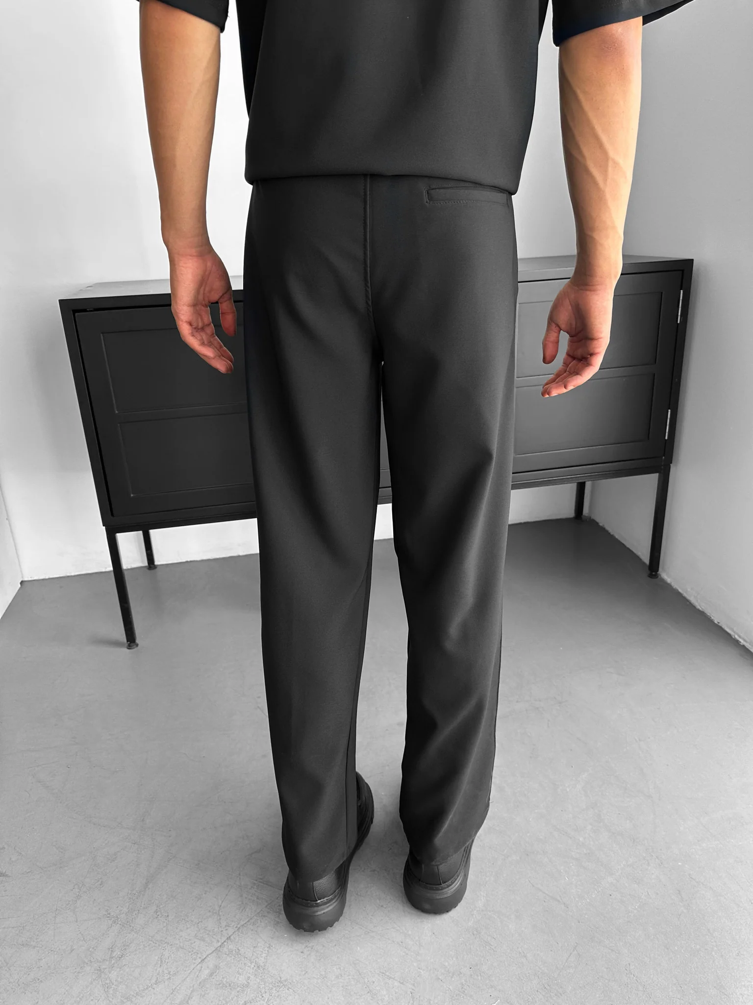 Loose Fit Pleated Trousers - Black - Image 4